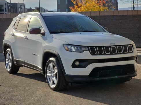 Used 2022 Jeep Compass Latitude image 3