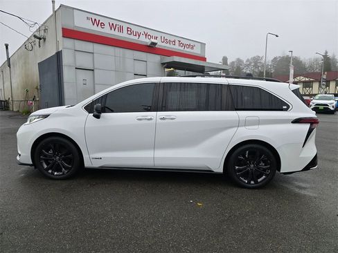 Used 2021 Toyota Sienna XSE w/ XSE Plus Package image 4