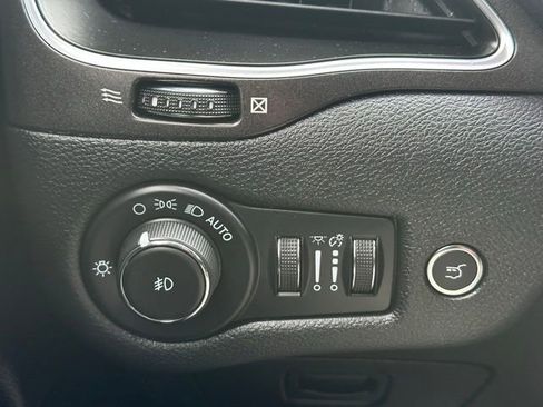 Used 2022 Jeep Cherokee Trailhawk w/ Comfort/Convenience Group image 18