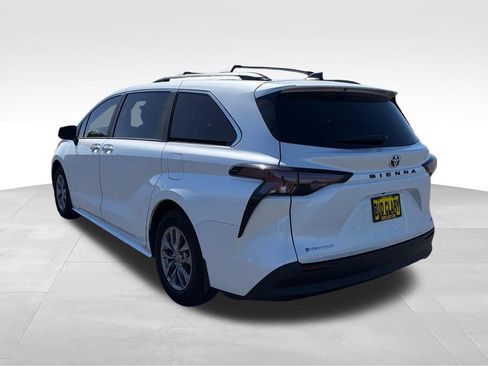 Used 2025 Toyota Sienna XLE w/ XLE Plus Package image 3