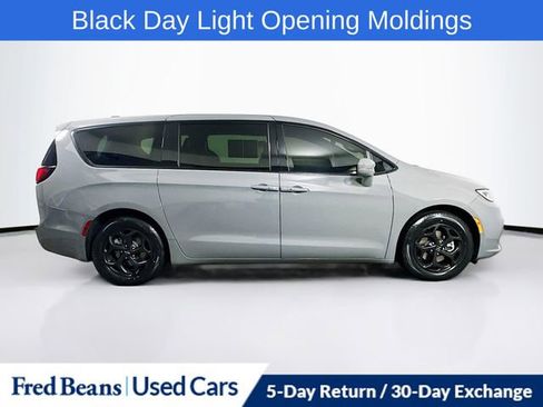 Used 2022 Chrysler Pacifica Touring-L w/ S Appearance Package image 9