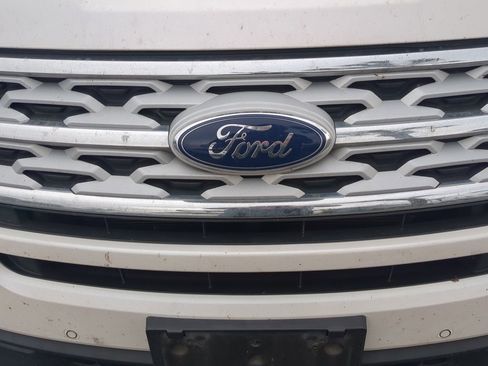 Used 2019 Ford Explorer XLT w/ Equipment Group 202A image 9