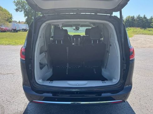 Certified 2024 Chrysler Pacifica Touring-L FWD image 17