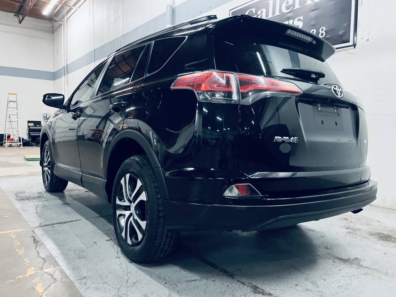 Used 2017 Toyota RAV4 LE FWD image 4
