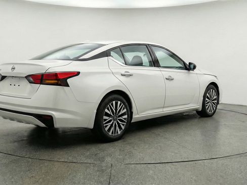 Used 2025 Nissan Altima 2.5 SV FWD image 9