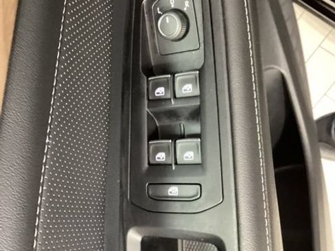 Used 2025 Volkswagen Atlas SE AWD/4WD image 18