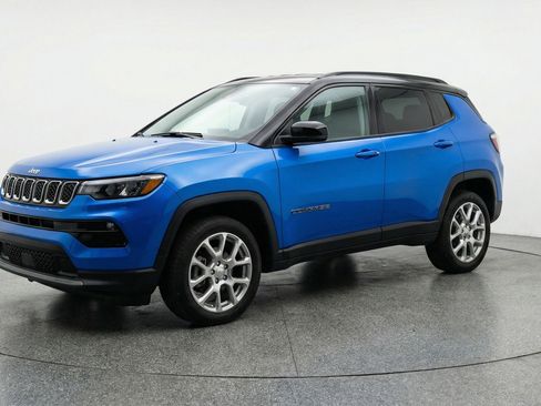 Used 2025 Jeep Compass Limited AWD/4WD image 3