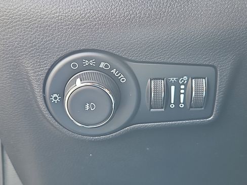 Used 2023 Jeep Compass Limited w/ Sun and Sound Group AWD/4WD image 11