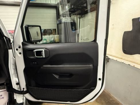 Used 2023 Jeep Gladiator Overland image 28