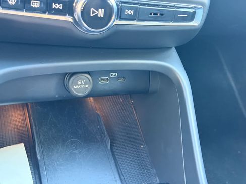 Used 2024 Volvo XC40 B5 Plus image 18