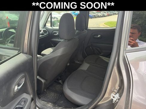 Used 2018 Jeep Renegade Altitude AWD/4WD image 9