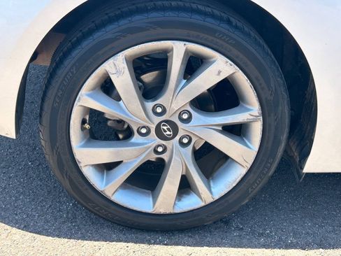 Used 2017 Hyundai Veloster FWD image 10