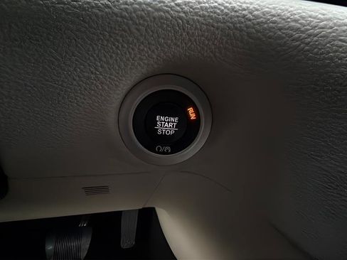 Used 2023 Chrysler Pacifica Touring-L image 25