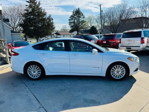 Used 2016 Ford Fusion SE FWD image 2