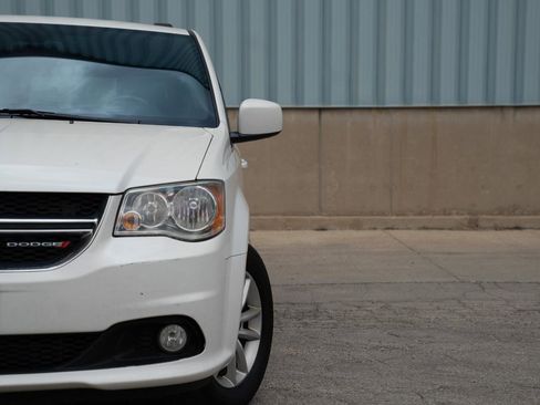 Used 2019 Dodge Grand Caravan SXT FWD image 2
