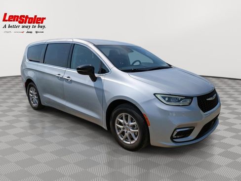 Used 2024 Chrysler Pacifica Touring-L FWD image 7