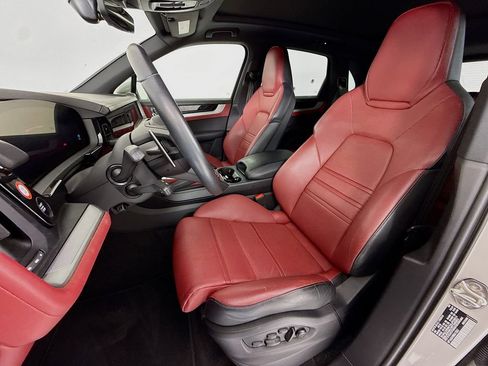 Certified 2024 Porsche Cayenne AWD/4WD image 5