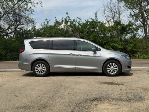 Used 2017 Chrysler Pacifica Touring-L FWD image 4