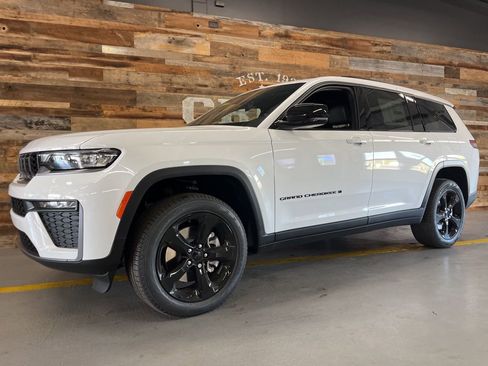 New 2026 Jeep Grand Cherokee L Limited w/ Limited Altitude Package AWD/4WD image 17