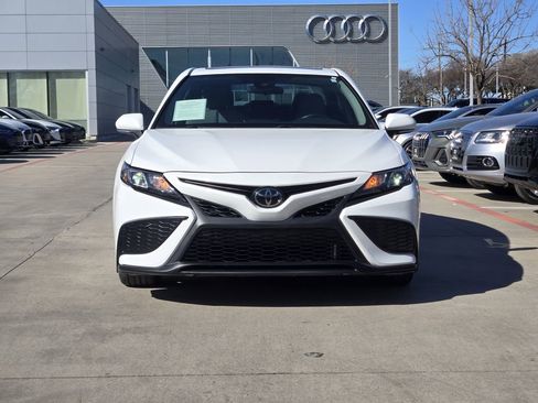Used 2021 Toyota Camry SE image 3