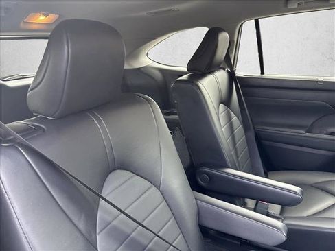 Used 2023 Toyota Highlander XLE FWD image 21