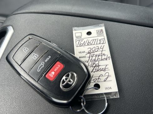 Used 2024 Toyota Highlander XLE AWD/4WD image 40