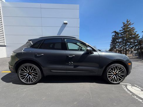 Certified 2026 Porsche Macan AWD/4WD image 9
