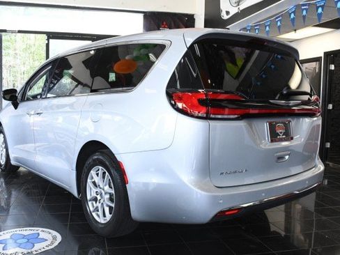 Used 2024 Chrysler Pacifica Touring-L FWD image 13