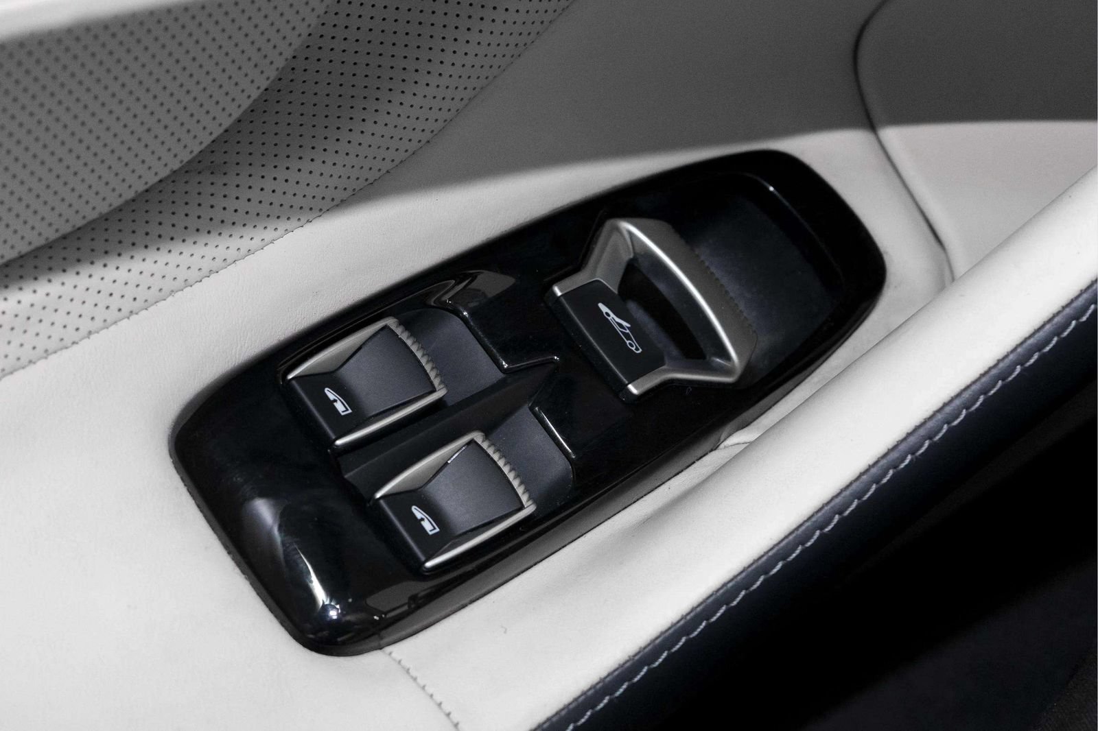 Used 2023 McLaren GT RWD image 16