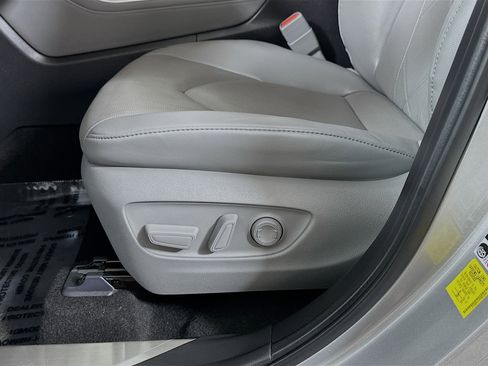 Used 2024 Toyota Highlander Platinum image 18