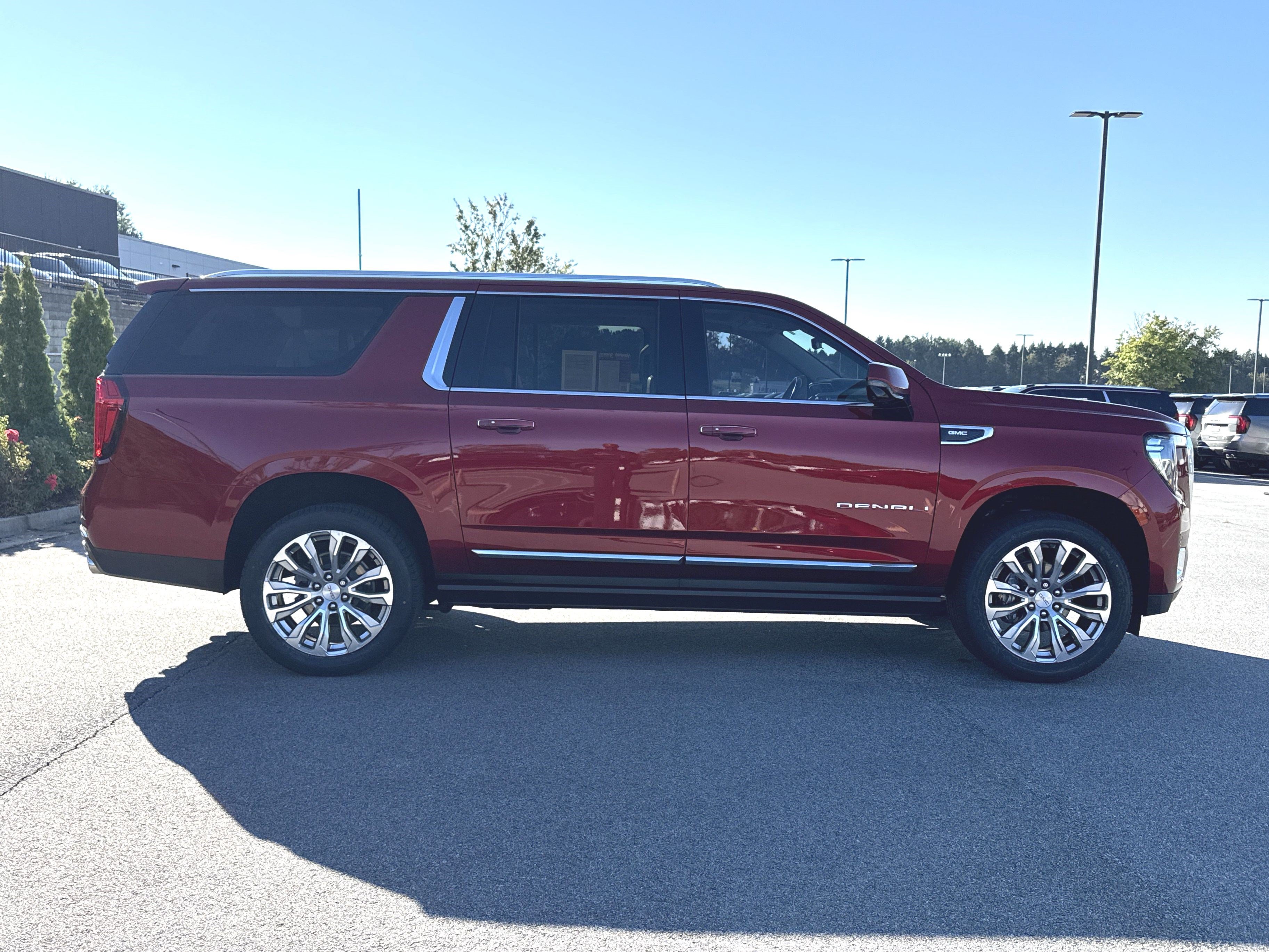 Used 2022 GMC Yukon XL Denali w/ Denali Premium Package AWD/4WD image 11