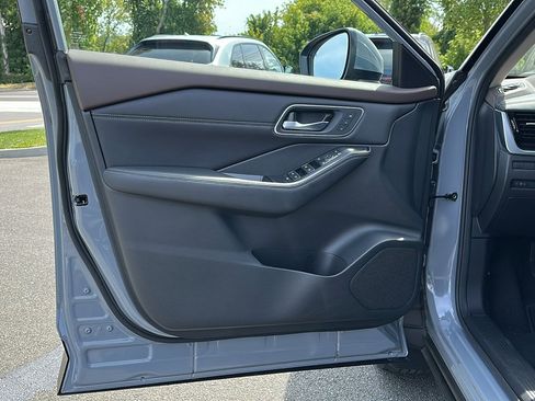 Used 2022 Nissan Rogue Platinum w/ Head-Up Display Package image 12