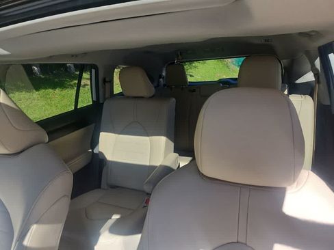 Used 2024 Toyota Highlander XLE AWD/4WD image 19