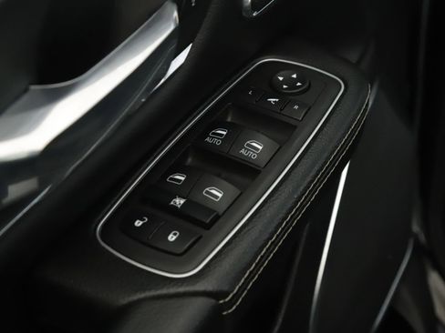 Used 2024 RAM 1500 Laramie AWD/4WD image 7
