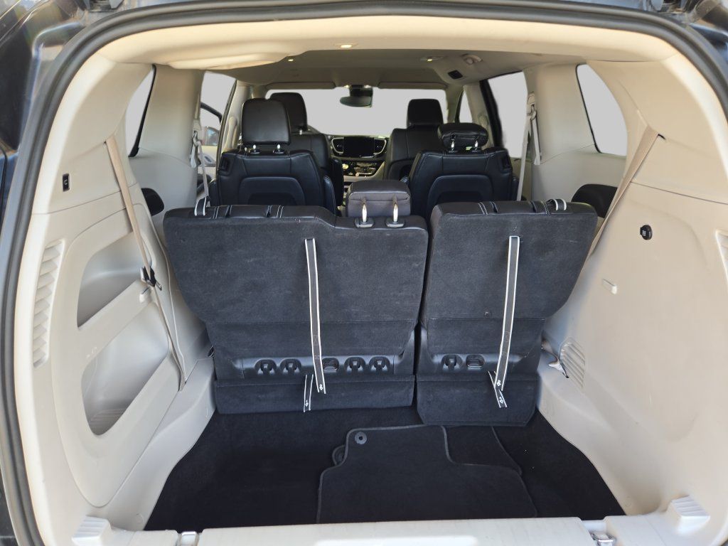 Used 2024 Chrysler Pacifica Touring-L FWD image 16