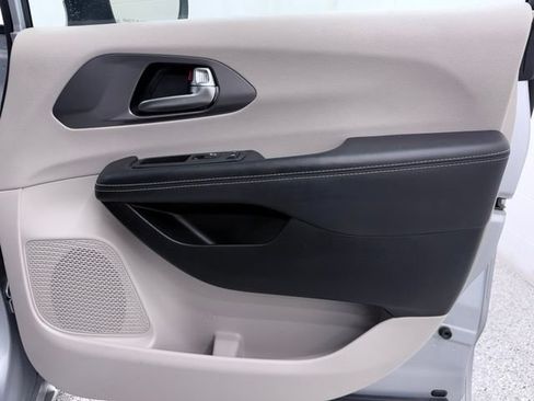 Used 2023 Chrysler Pacifica Touring-L FWD image 15