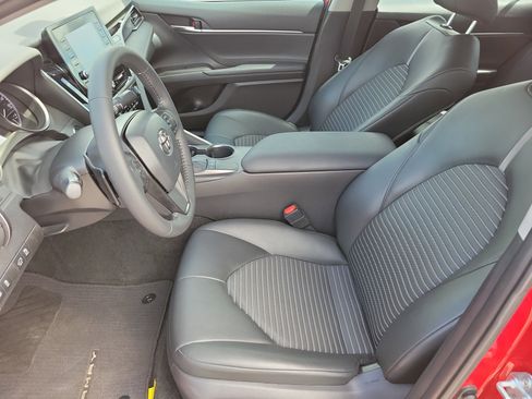 Used 2022 Toyota Camry SE w/ Convenience Package FWD image 9