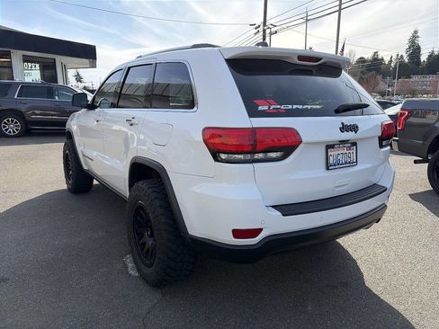 Used 2019 Jeep Grand Cherokee Laredo image 3