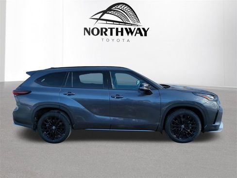 Used 2024 Toyota Highlander XSE image 3