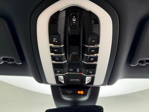 Used 2025 Porsche Macan image 38