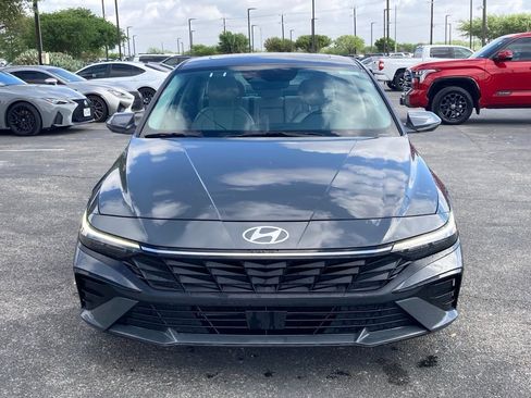 Used 2025 Hyundai Elantra Limited image 2
