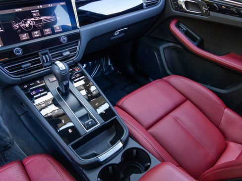 Certified 2025 Porsche Macan S image 40