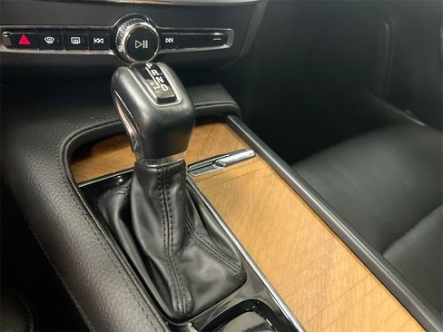 Used 2021 Volvo S90 T6 Momentum image 18