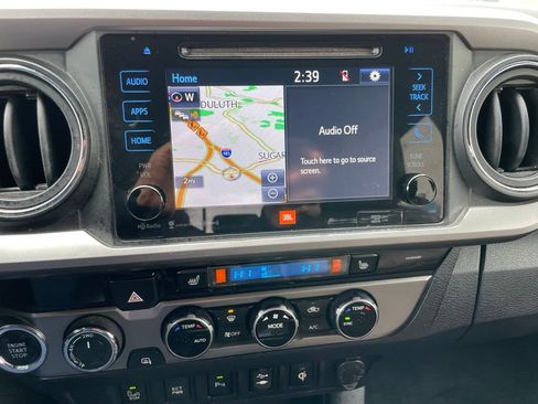 Used 2017 Toyota Tacoma Limited image 18