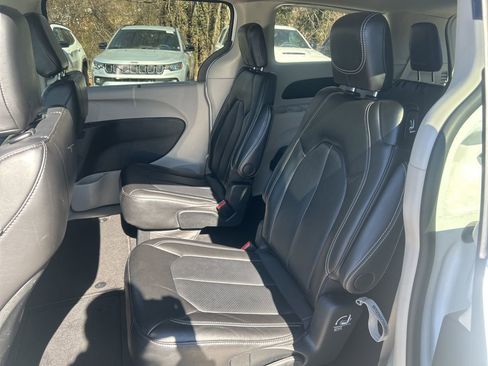 Used 2024 Chrysler Pacifica Touring-L image 15