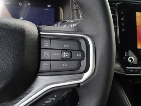 Used 2024 Jeep Wagoneer L Series II image 23