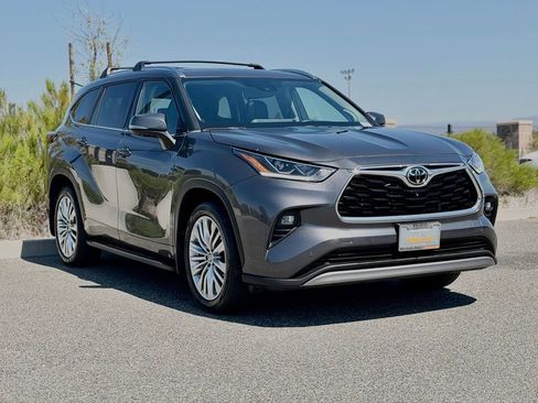 Used 2024 Toyota Highlander Platinum AWD/4WD image 6