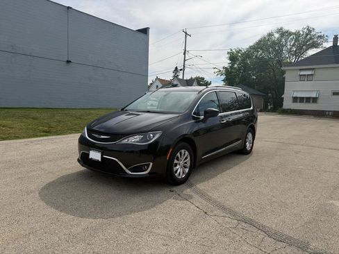 Used 2018 Chrysler Pacifica Touring-L FWD image 3