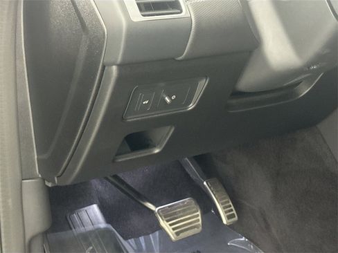 Used 2023 Land Rover Discovery S R-Dynamic image 10