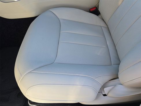 New 2025 Land Rover Range Rover Long Wheelbase SE image 30